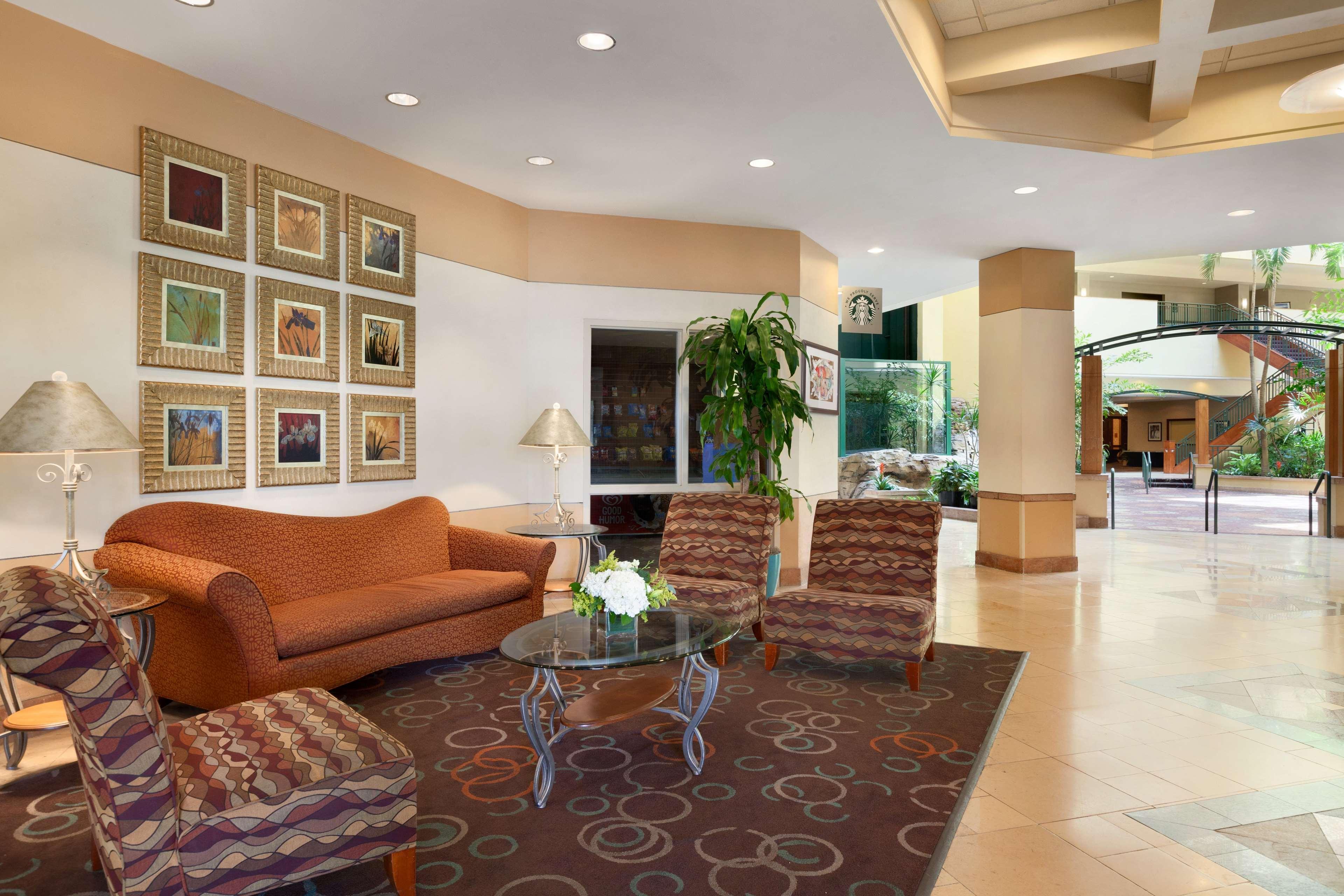 Embassy Suites By Hilton Tampa Usf Near Busch Gardens Exterior photo