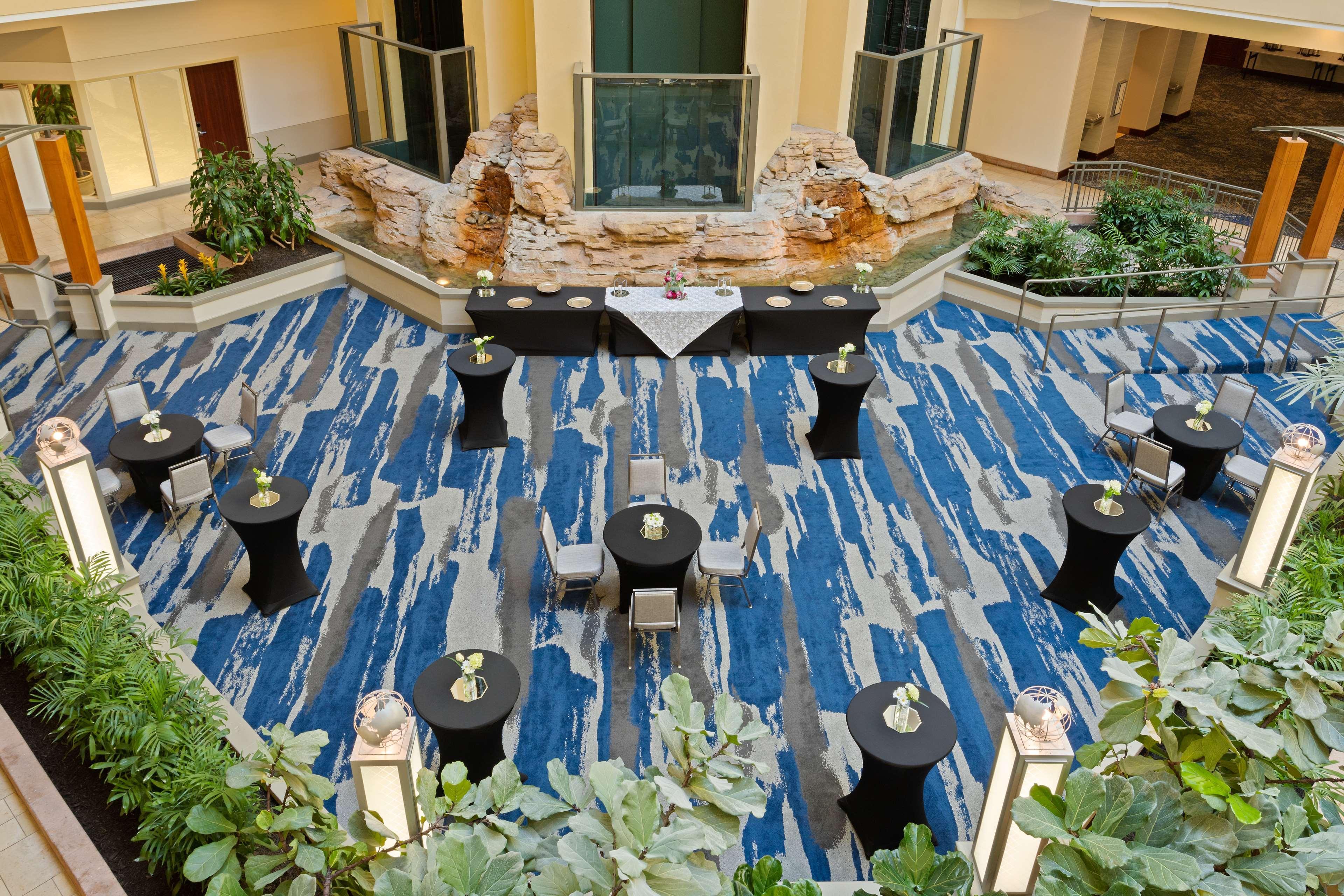 Embassy Suites By Hilton Tampa Usf Near Busch Gardens Exterior photo
